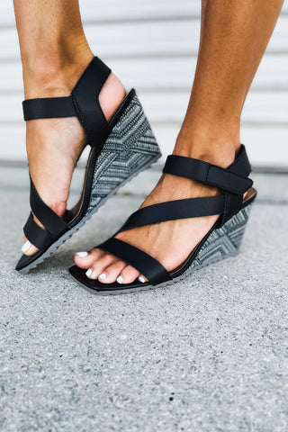 Blowfish Orchid Black Wedge